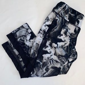 Avía black and white smoke capri yoga pants